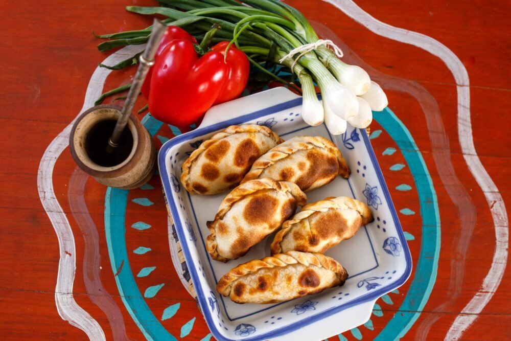 Empanadas argentinas sobre mesa rústica